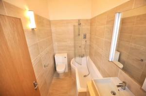 Ένα μπάνιο στο Reigate Lovely Spacious Apartment
