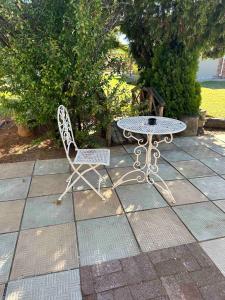 einen Tisch und einen Stuhl neben einem Tisch in der Unterkunft At 25 Cottage 1 bedroom Balkfontein in Bothaville