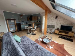 a living room with a couch and a table at Ferienwohnung im Grünen für bis zu 3 Personen, Aufbettung möglich in Döbern
