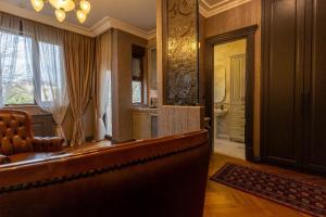 a court room with a bench and a window at Downtown Residence in Podgorica