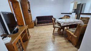 un soggiorno con TV e tavolo da pranzo di Casa Dacian 1 a Oradea