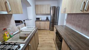 una cucina con lavello e fornello forno superiore di Casa Dacian 1 a Oradea Altre 7 foto