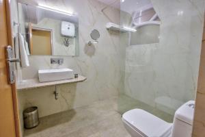 马拉里MALL ROAD HOTEL S A M I R U P A L A C E near temple and garden的相册照片