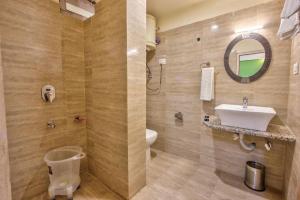 马拉里MALL ROAD HOTEL S A M I R U P A L A C E near temple and garden的相册照片