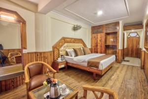 马拉里MALL ROAD HOTEL S A M I R U P A L A C E near temple and garden的相册照片