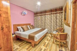 马拉里MALL ROAD HOTEL S A M I R U P A L A C E near temple and garden的相册照片