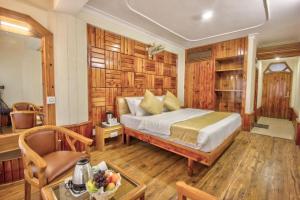 马拉里MALL ROAD HOTEL S A M I R U P A L A C E near temple and garden的相册照片
