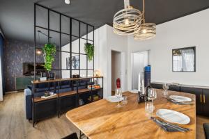 メッペンにあるnobilis Apartment - 5Pers - Zentrumnah - Netflixの大きな木製のテーブルと椅子のあるダイニングルーム