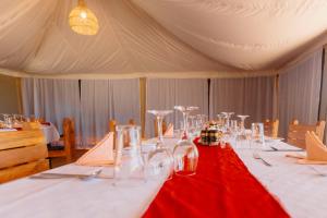 Restaurace v ubytování Serengeti Misako Luxury Camp