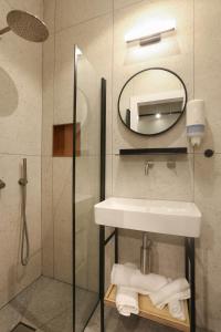 Ein Harod Country Lodge في ‘En H̱arod: حمام مع حوض ومرآة