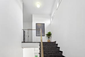 メッペンにあるnobilis Apartment - 5Pers - Zentrumnah - Netflixの植物のある家の階段