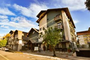 格拉玛多贝鲁诺旅馆的街道边的一栋建筑