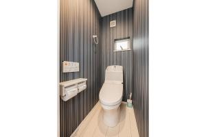 Koupelna v ubytování SkyTreeStayHotel2鐘ヶ淵駅から徒歩4分天井からskytreeが見えます