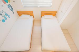 Postel nebo postele na pokoji v ubytování SkyTreeStayHotel2鐘ヶ淵駅から徒歩4分天井からskytreeが見えます