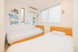 Postel nebo postele na pokoji v ubytování SkyTreeStayHotel2鐘ヶ淵駅から徒歩4分天井からskytreeが見えます + 16 fotografií