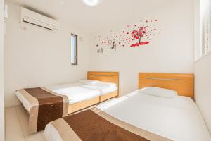 Postel nebo postele na pokoji v ubytování SkyTreeStayHotel2鐘ヶ淵駅から徒歩4分天井からskytreeが見えます