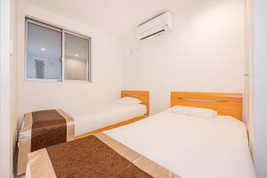 Postel nebo postele na pokoji v ubytování SkyTreeStayHotel2鐘ヶ淵駅から徒歩4分天井からskytreeが見えます