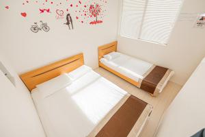 Postel nebo postele na pokoji v ubytování SkyTreeStayHotel2鐘ヶ淵駅から徒歩4分天井からskytreeが見えます