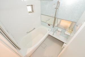 Koupelna v ubytování SkyTreeStayHotel2鐘ヶ淵駅から徒歩4分天井からskytreeが見えます