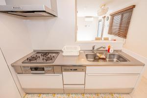 Kuchyň nebo kuchyňský kout v ubytování SkyTreeStayHotel2鐘ヶ淵駅から徒歩4分天井からskytreeが見えます