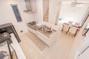 Kuchyň nebo kuchyňský kout v ubytování SkyTreeStayHotel2鐘ヶ淵駅から徒歩4分天井からskytreeが見えます