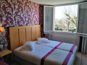 Postel nebo postele na pokoji v ubytování Hôtel Les Fleurs