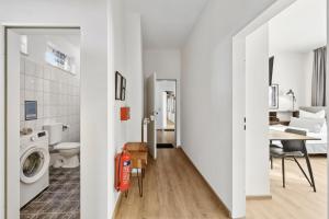 a room with a washing machine and a dining room at nobilis Apartment-6Pers-Zentrumsnah-Parkplatz-Netflix-Monteursgerecht in Meppen +8 photos