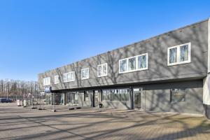 a building with windows on the side of it at nobilis Apartment-6Pers-Zentrumsnah-Parkplatz-Netflix-Monteursgerecht in Meppen