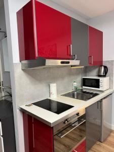 Kuchyňa alebo kuchynka v ubytovaní Coser Apartamenty Metro ONZ