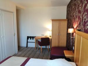 Postel nebo postele na pokoji v ubytování Hôtel Les Fleurs