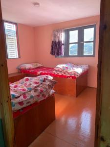 Rúm í herbergi á Sherpa Rest House Khunde