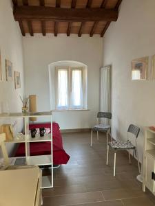 a living room with two chairs and a table at piccolo appartamento in Montescudaio in Montescudaio +4 photos