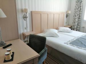 Postel nebo postele na pokoji v ubytování Hôtel Les Fleurs