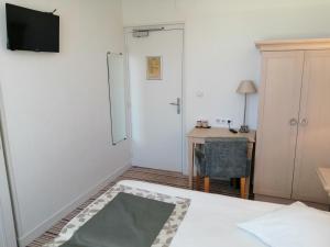 Postel nebo postele na pokoji v ubytování Hôtel Les Fleurs