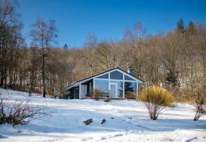 a house in the snow with birds in front of it at 4 Personen mit Sauna F4H0 in Ruhla