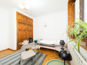 ビャウィストクにあるHostel J5のベッドとテーブルと椅子のある部屋