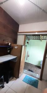 Кухня или мини-кухня в Kitnet container Porto Belo
