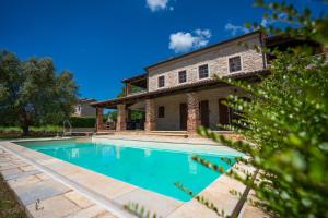 Bazén v ubytování TheBlueView Villas near Porec nebo v jeho okolí