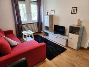 TV a/nebo společenská místnost v ubytování HBS BESTPREIS- Leistung, Nähe City, mit Parkplatz, sie wählen 1 oder 2 große Zimmer für 1- 5 Personen große Küche, Bad Einfach und gut