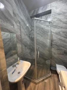 Koupelna v ubytování ЖК Keruen Saray 1-ком