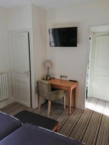 TV a/nebo společenská místnost v ubytování Hôtel Les Fleurs