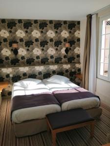Postel nebo postele na pokoji v ubytování Hôtel Les Fleurs