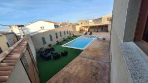 an overhead view of a courtyard with a swimming pool at Casa Rural 3 Suspiros in Torre de Santa María