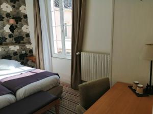 Postel nebo postele na pokoji v ubytování Hôtel Les Fleurs