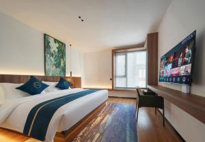 TV a/nebo společenská místnost v ubytování Zhangjiajie Happy Hotel