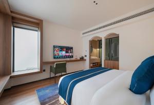 Postel nebo postele na pokoji v ubytování Zhangjiajie Happy Hotel