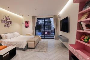 Μια τηλεόραση ή/και κέντρο ψυχαγωγίας στο Vyan Lux Hotel