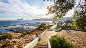 Una vista de un puerto con barcos en el agua. en MORAIRA VIBES, en Moraira