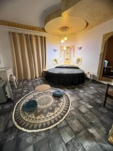 a bedroom with a bed and a tiled floor at Hotel Restaurante Dama de Baza in Baza