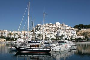 un grupo de barcos atracados en un puerto con una ciudad en MORAIRA VIBES, en Moraira 2 fotos más
